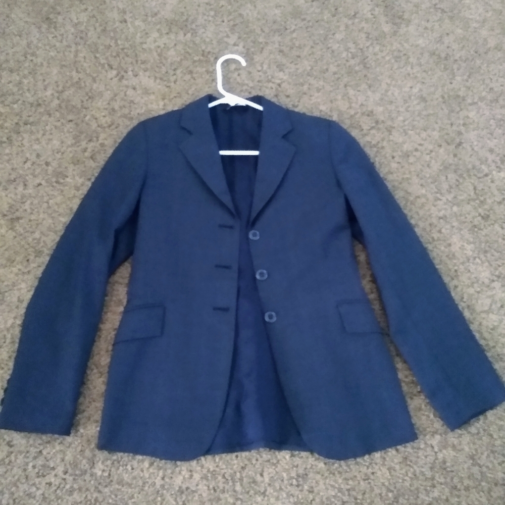 Blazer with padded shoulders.